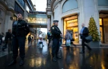 Des gendarmes assurent la sécurité devant un grand magasin à Paris le 19 novembre 2015 dans le cadre du plan Vigipirate