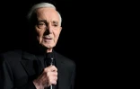 Le chanteur Charles Aznavour en concert à Bercy à Paris, le 13 décembre 2017