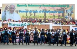 Des habitants d'Antananarivo attendent le passage du convoi du pape François, le 6 septembre 2019 lors de sa visite à Madagascar