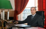 Gilbert Azibert dans son nouveau bureau de secrétaire général du ministère de la Justice à Paris, le 24 juillet 2008