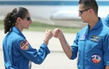 L'astronaute américaine Jasmin Moghbeli (G) et le cosmonaute russe Konstantin Borissov, à leur arrivée au centre spatial Kennedy du Cap Canaveral, en Floride, le 20 août 2023, dont ils ont décollé 6 jours plus tard pour la Station spatiale internationale