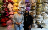 Meeka Robinson Davis, propriétaire de la boutique de chapeaux One-Of-A-Kind Hats, et sa fille Christiana Davis  à Los Angeles, en Californie, le 24 novembre 2020 