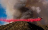 Un avion anti-incendie largue du retardateur de flammes à Lytle Creek, en Californie, aux Etats-Unis, le 16 août 2016