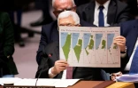 Le président palestinien Mahmoud Abbas tient une carte de la Palestine telle que voulue par les Etats-Unis, à l'ONU, le 11 février 2020