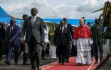 Le pape Léon XIV arrive au Cameroun, deuxième étape de sa tournée africaine, à Yaoundé, le 15 avril 2026