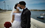 Un couple de jeunes mariés à La Havane le 9 avril 2021