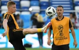Le milieu Kevin De Bruyne (g) et l'attaquant Eden Hazard à l'entraînement, à Kaliningrad, le 27 juin 2018