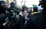 L'ex-otage israélienne Arbel Yehud escortée par des combattants du Hamas et du Jihad islamique lors de sa libération à Khan Younès, dans le sud de la bande de Gaza, le 30 janvier 2025