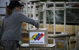 Une électrice vote à Caracas, lors des élections pour élire députés et gouverneurs, le 25 mai 2025 au Venezuela