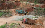 Des membres de la milice locale Kayan New Land Party montent la garde dans une mine d'extraction de plomb à Pekon, dans l'État Shan, le 2 mai 2025 en Birmanie