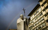 La statue du pape Jean-Paul II devant l'hôpital Gemelli où le pape François est hospitalisé, le 18 février 2025