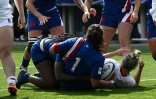 La pilier française Annaëlle Deshaye marque le 2e essai français face à l'Angleterre, lors du Tournoi des Six nations, le 30 avril 2022 à Bayonne