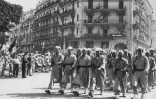 Une compagnie de harkis lors du défilé militaire à Alger le 8 mai 1957 commémorant la fin de la Seconde guerre mondiale