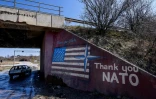 Un graffiti "Merci l'Otan" avec le drapeau des Etats-Unis Ă Stagovo (Kosovo) le 24 mars 2019