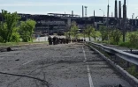 Des soldats ukrainiens sortent de l'usine sidérurgique Azovstal à Marioupol, le 17 mai 2022