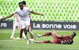 Le milieu de terrain de Nîmes, Lamine Fomba, ouvre le score face à Metz, lors de leur match de L1, le 9 mai 201 au stade Saint-Symphorien à Longeville-lès-Metz