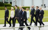 (G-D) Le Premier ministre britannique Rishi Sunak, la Présidente de la commission européenne, Ursula von der Leyen, le Premier ministre canadien Justin Trudeau, le président américain Joe Biden, le Premier ministre japonais Fumio Kishida, la Première ministre italienne Giorgia Meloni, le président du Conseil européen Charles Michel, le président français Emmanuel Macron et le chancelier allemand Olaf Scholz marchent ensemble lors du sommet du G7 à Hiroshima le 19 mai 2023