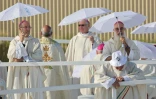Des évêques attendent le début de la messe de clôture des Journées mondiales de la jeunesse (JMJ), à Lisbonne, le 6 août 2023