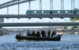 Des policiers à bord d'un zodiac sur la Seine, le 17 juillet 2023, pour tester "manoeuvres", "distances", "durée" et "captation vidéo" de la future cérémonie des JO de Paris en 2024
