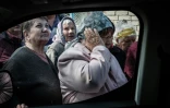 Des retraités ukrainiens reçoivent leur pension sur la ligne de front à Mayaky (est de l'Ukraine), le 6 mai 2022