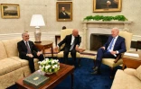 Le président américain Joe Biden (droite) rencontre son homologue afghan Ashraf Ghani (centre) à la Maison Blanche le 25 juin 2021