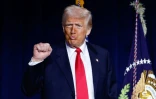 Le président américain Donald Trump fait un geste avant de prononcer un discours à Washington, DC, le 6 février 2025