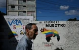 Un homme passe devant une fresque murale faisant campagne pour un référendum demandant aux Vénézuéliens d'envisager l'annexion de la région de l'Essequibo administrée par le Guyana, à Caracas, le 28 novembre 2023