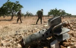 Des soldats de l'armée vsyrienne passent dans les plantations avec des détecteurs pour repérer les mines, aux environ du village de Maan, le 24 juin 2020