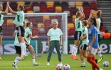 La sélectionneuse allemande Martina Voss-Tecklenburg observe ses joueuses à l'échauffement, avant leur match de poules de l'Euro contre le Danemark, le 8 juillet 2022 à Brentford