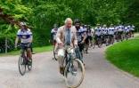 Le prince Charles sur un vélo vintage pour une collecte de fonds, le 10 juin 2021 à Telbury
