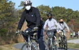 Joe Biden et sa femme Jill lors d'une promenade à vélo près de Rehoboth Beach, dans le Delaware, le 14 novembre 2020