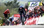 Le Britannique Stephen Williams (d) devance le Français Kevin Vauquelin à l'arrivée de La Flèche Wallonne, le 17 avril 2024 au Huy