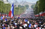 La foule attend l'arrivée des Bleus sur les Champs-Elysées à Paris, le 16 juillet 2018