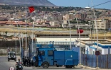 Des forces de sécurité marocaines à la frontière séparant Mellila de Nador, le 25 juin 2022