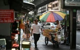 Un vendeur de rue, le 20 avril 2026 à Bangkok 