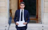 Le Premier ministre Gabriel Attal sur le parvis de Matignon à Paris le le 7 juillet 2024 avant son discours au soir du second tour des élections législatives