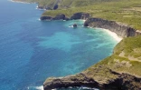 Photo aérienne prise le 14 Avril 2007 des falaises situées au nord-est de l'île de Marie-Galante dans les Antilles Françaises