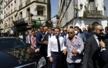 Le président français Emmanuel Macron (g) avec le patron du label de raï Disco Maghreb, Boualem Benhaoua (d) à Oran, le 27 août 2022