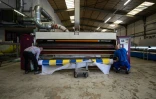 Un rouleau de tissu aux couleurs de l'Ukraine fabriqué dans l'atelier Borney d'Argentan, dans l'Orne, le 8 mars 2022