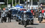 Un convoi de la police fédérale brésilienne transporte l'ex-président Jair Bolsonaro vers l'hôpital DF Star où il doit être opéré, le 24 décembre 2025 à Brasilia