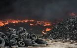 Une décharge sauvage de pneus en feu, près de Seseña en Espagne le 13 mai 2016
