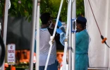 Un homme se fait tester au coronavirus à Miami Beach, le 24 juin 2020 en Floride