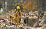 Des pompiers au milieu des décombres calcinés le 14 septembre 2015 à Middletown