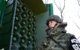 Un soldat sud-coréen devant les hauts-parleurs qui diffusent de la propagande à destination de la Corée du nord, le 8 janvier 2015 à Yeoncheon, zone frontalière entre les deux Corée