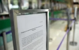 Un avis dans un bureau de poste de Hong Kong avertit de la suspension des envois de colis vers les Etats-Unis, le 16 avril 2025