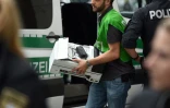 Les forces de l'ordre effectuent une perquisition dans un appartement d'un immeuble de plusieurs étages au nord du centre-ville de Munich, le 23 juillet 2016
