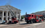 Photo prise et transmise par la police ukrainienne le 19 août 2023 montrant des pompiers à pied d'oeuvre après une frappe de missile dans le centre-ville de Tcherniguiv, dans le Nord de l'Ukraine