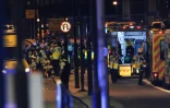 Des officiers de police et les services de secours sur le London Bridge, à Londres, le 3 juin 2017, où une camionnette a foncé sur la foule, un acte qualifié par la police de "terroriste"