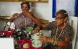 Des personnes âgées reçoivent de la nourriture dans un centre d'aide alimentaire du Système d'attention à la famille (SAF), à La Havane, le 26 mai 2025
