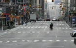 Un cycliste traverse un Times Square désert, le 6 mai 2020 à New York